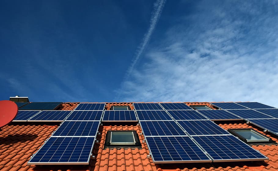 Tipos de placas solares y generadores eólicos para viviendas ¿Cuál es la mejor opción?